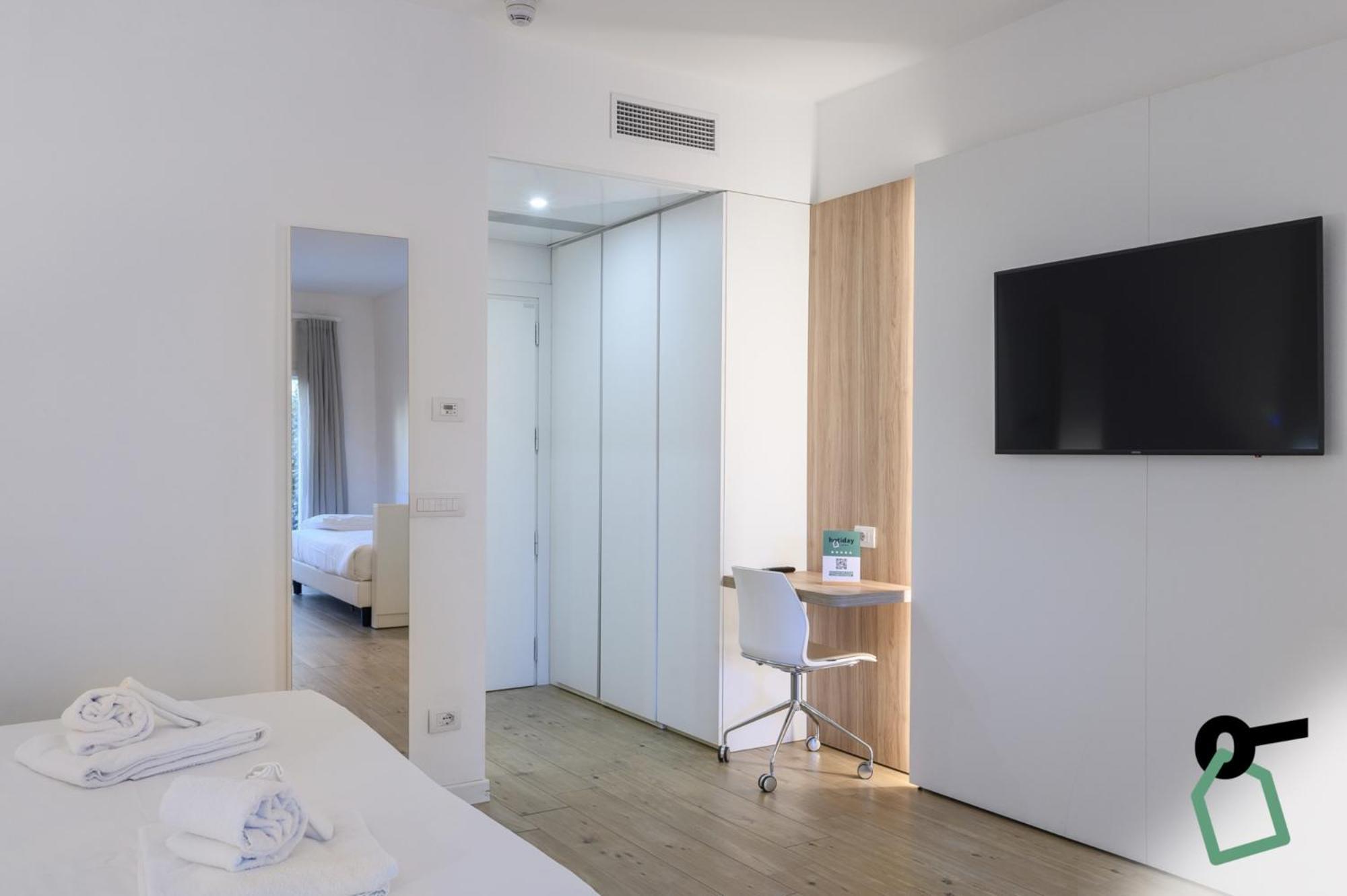 Hotiday Room Collection - ตีร์เรเนีย ภายนอก รูปภาพ