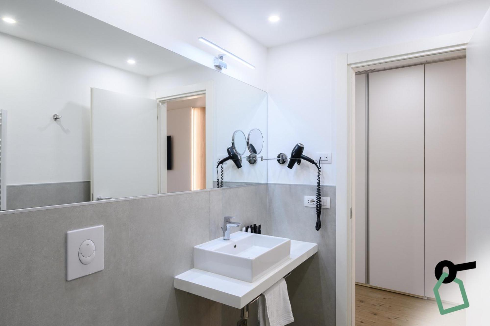 Hotiday Room Collection - ตีร์เรเนีย ภายนอก รูปภาพ